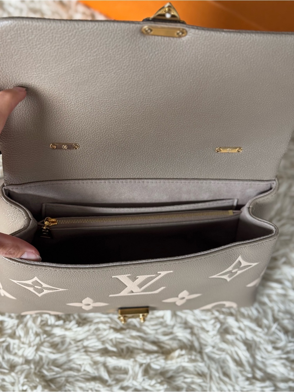 Louis Vuitton Madeline MM bicolor monogram with Gold Hardware - Picture 5 of 14